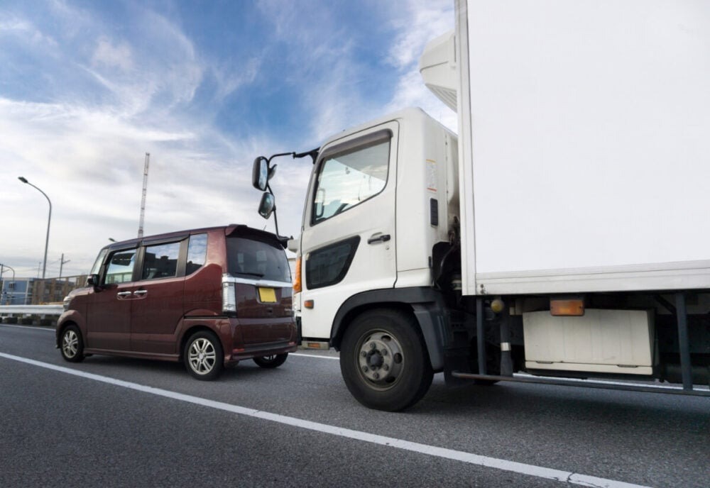 後ろの車がパッシングしてきた！ルール守ってるなら無視していい？まず取るべき行動は