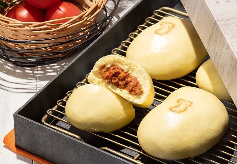 【海老名SA限定】東京ばな奈の“カレーまん”が夏限定でピリ辛トマト味に!