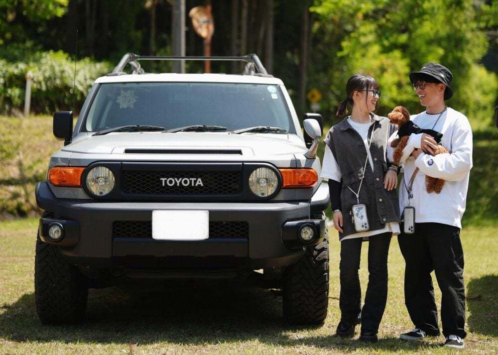 “セメントグレー”のボディカラーとワイルドかつ可愛い見た目がお気にいり！FJクルーザーもキャンプギアの一部です☆