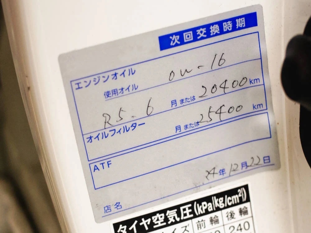 「エンジンオイル、1万kmごと交換だと車は故障する？」自動車メーカーと整備工場、どちらの見解が正しい？