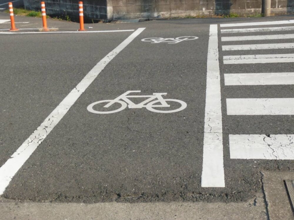 「これって違反?」横断歩道で自転車が“アレ”をしていたら車は絶対止まるべき!