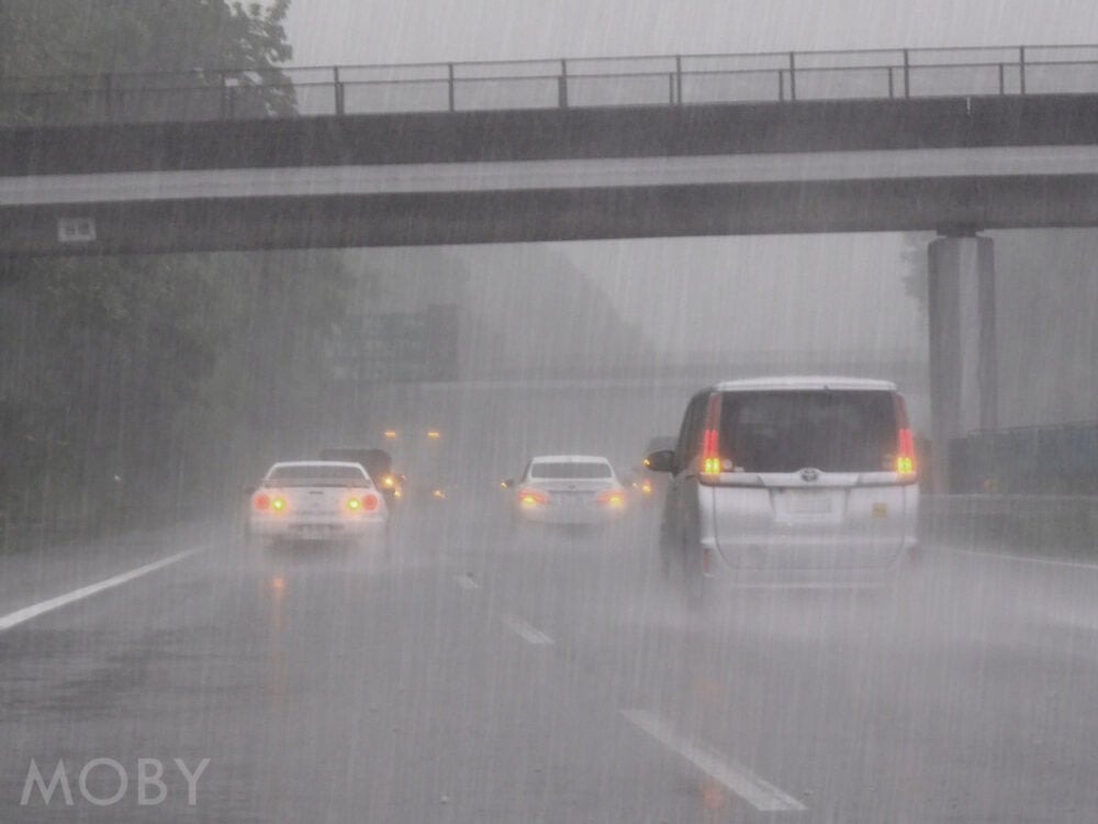 ワイパーのビビリ音が止まらない！雨の日のドライブを快適にするためのアレが実は原因？意外と知らないワイパーのお手入れ