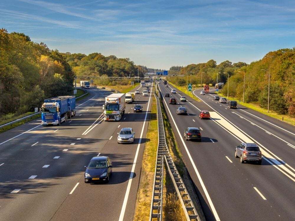 追い越し車線でトラックが「右ウインカーつけっぱなし」…消し忘れではない驚きの理由