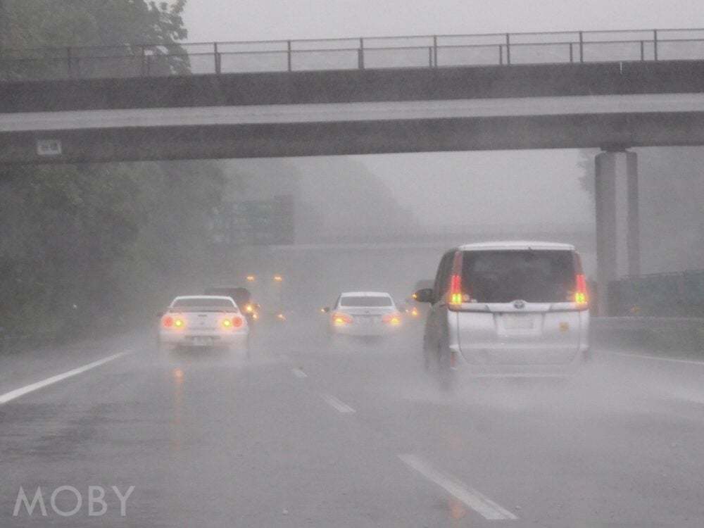 「フロントガラスびしょびしょ」クルマ相手でも水はね・泥はね運転は違反？思わぬ事故の引き金となることも