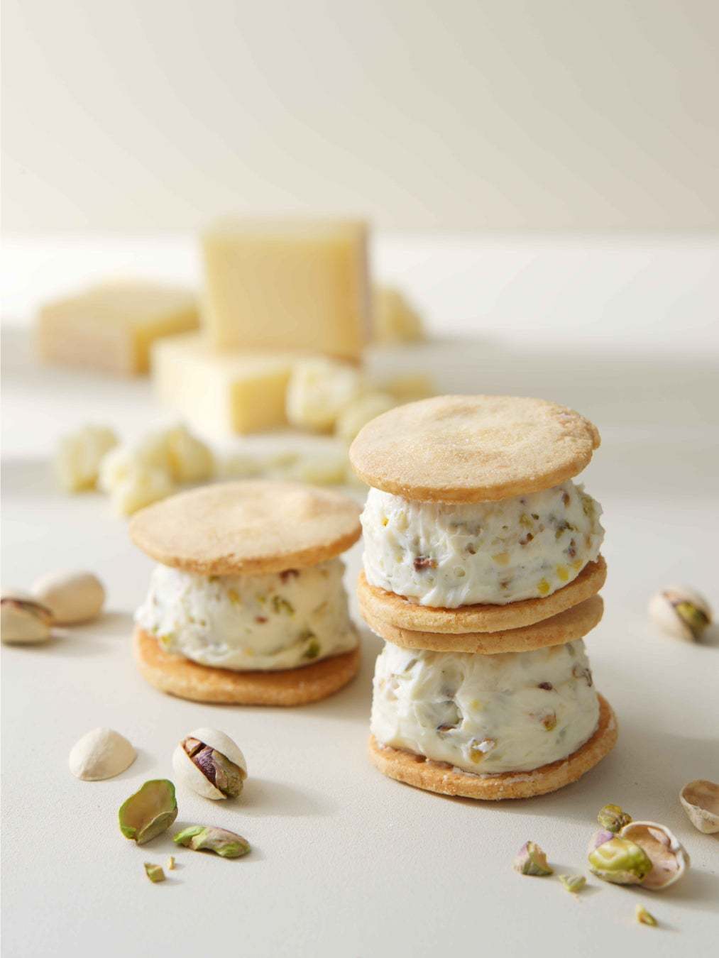 【Now on Cheese♪】レアチーズサンドの人気フレーバーが期間限定復活!ナッツと4種のチーズのマリアージュ♪ルミネ新宿店限定「レアチーズサンド ゴーダ&チェダー」
