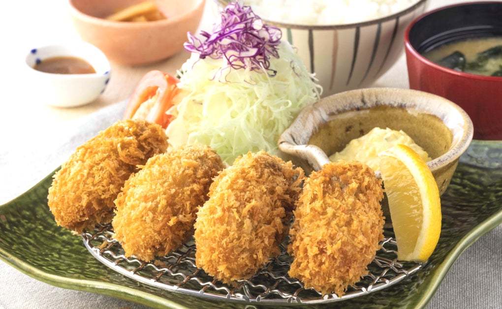 サクッ、ジュワッ！広島県江田島産の大粒牡蠣フライ。いよいよ１１月３日（金）から！冬の味覚を楽しむ『冬限定メニュー』も同時に発売開始。