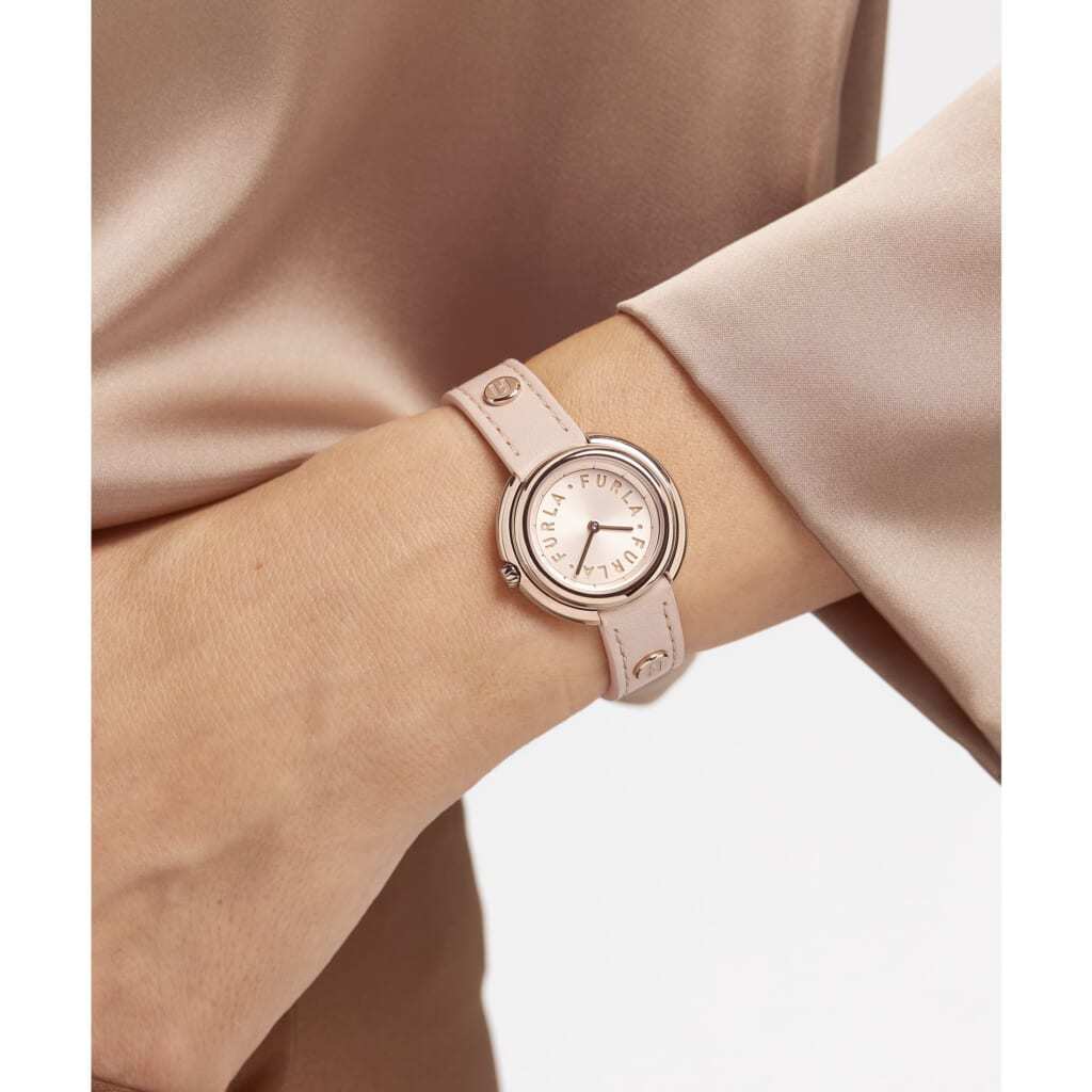 【ジュエリー感覚のバングル】FURLAの人気No.1カラーピンクも　文字盤にはモノグラム