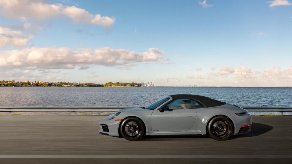コンバーチブルのポルシェで行く、「時を超える旅」。「ポルシェ・911 カレラ4GTS カブリオレ」でフロリダを疾走。
