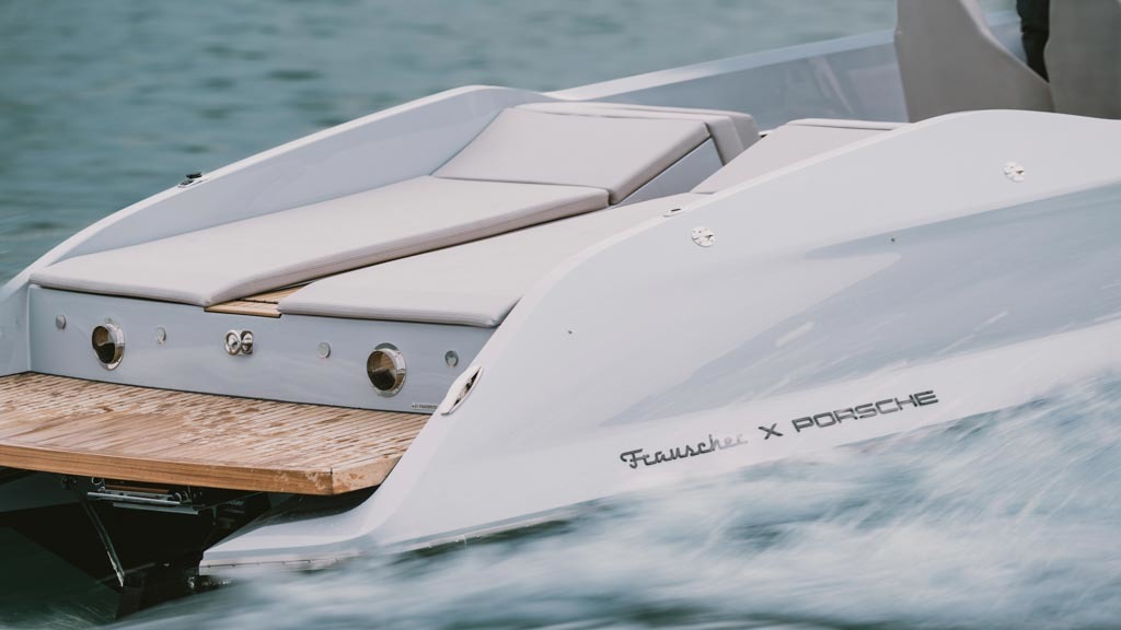 ポルシェの電気スポーツボート完成！ フラウシャー×ポルシェ｢850 ファントムエア｣初号機､｢マカン｣のパワートレイン技術を搭載