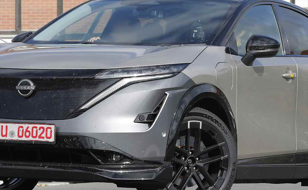 【スクープ】新たなリアウィングを追加して迫力あるフォルムに! 日産「アリア ニスモ」はエアロパーツで武装!