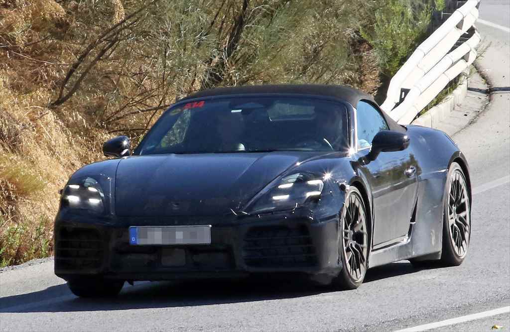 【スクープ】HDマトリクスLEDヘッドライトを装置! ポルシェ「ボクスターEV」の最新プロトタイプを激写!