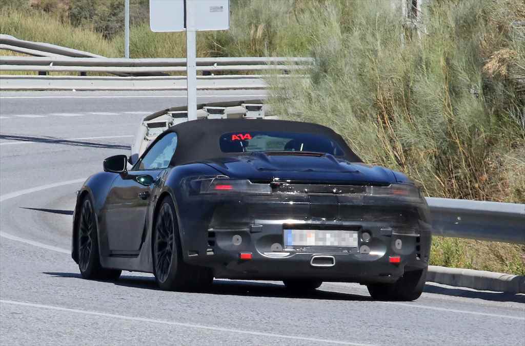 【スクープ】HDマトリクスLEDヘッドライトを装置! ポルシェ「ボクスターEV」の最新プロトタイプを激写!