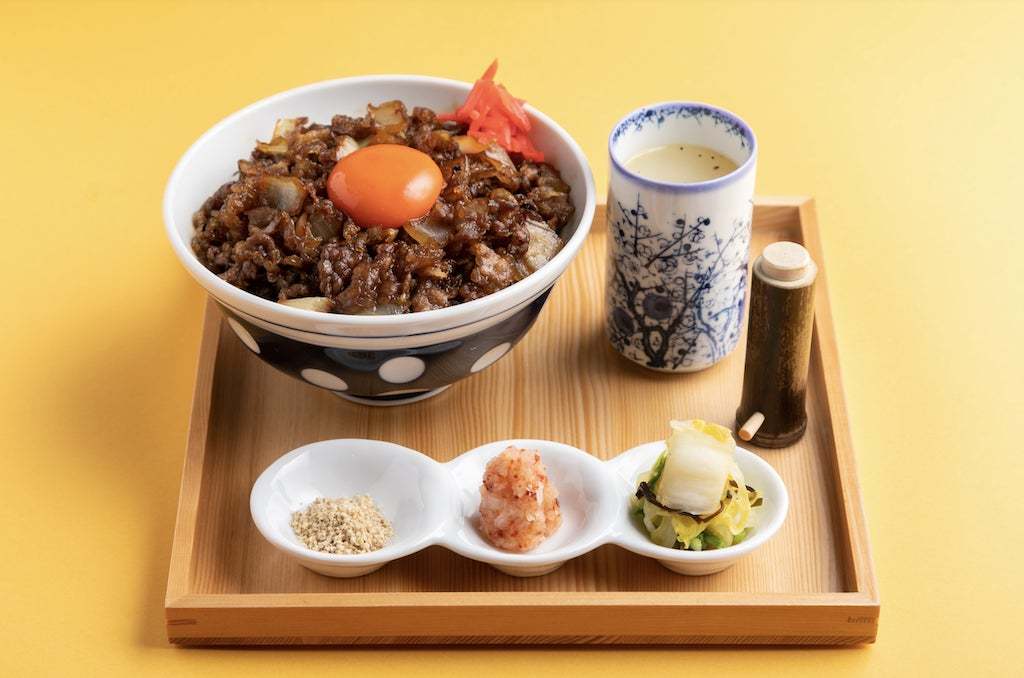 連日満席の人気焼肉店「肉の天満屋神楽亭」にて、平日ランチ限定の２大丼ぶりが登場！A5ランク雌牛をタレで煮詰めた「牛バラ丼」SNSで話題の『肉たく』をお腹いっぱい楽しめる「肉たく丼」を新発売！