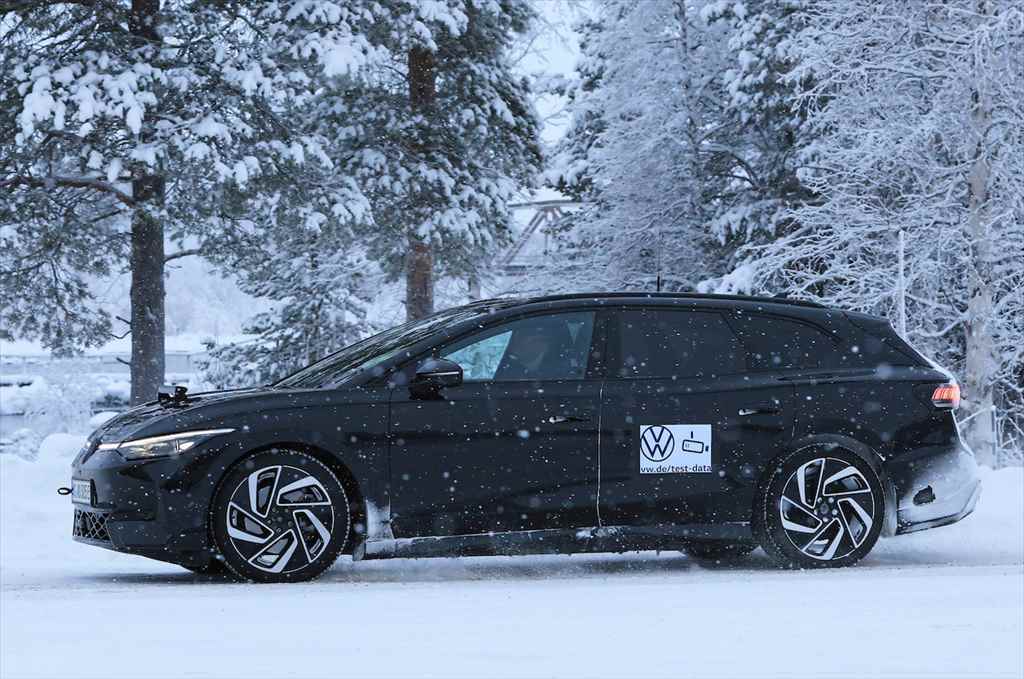 【スクープ】これがVW史上初のEVワゴンだ！「ID.7ツアラー」が2024年の上半期デビューへ！.7-Tourer-winter-6_R.jpg