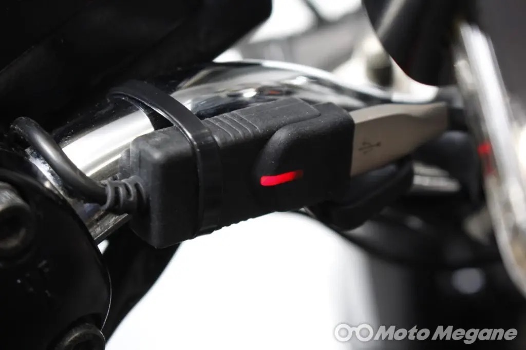 コンパクトなバイク用USB電源！防水かつバッテリー電圧モニターまで付属