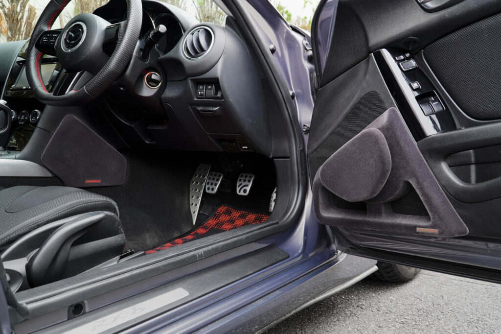 Autoexe、スポーツドライビング時の姿勢変化を抑制。NDロードスター・RX-8用「ニーパッドセット」新発売