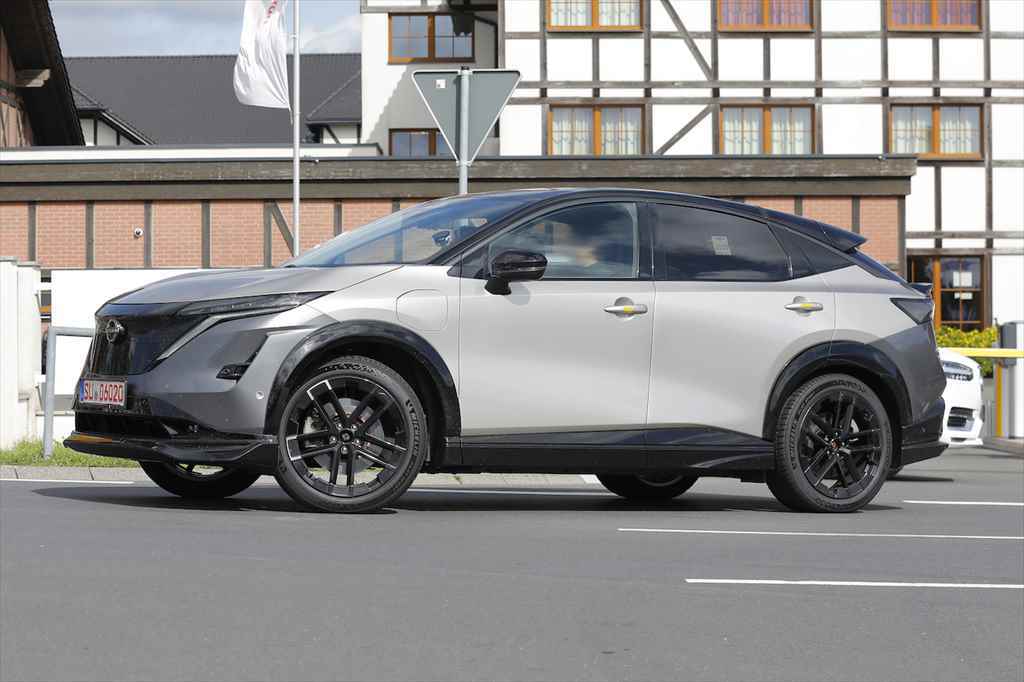 【スクープ】新たなリアウィングを追加して迫力あるフォルムに! 日産「アリア ニスモ」はエアロパーツで武装!