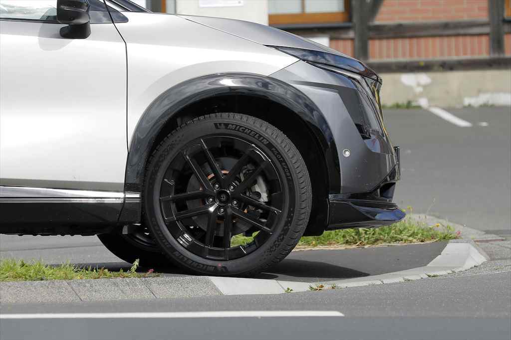【スクープ】新たなリアウィングを追加して迫力あるフォルムに! 日産「アリア ニスモ」はエアロパーツで武装!