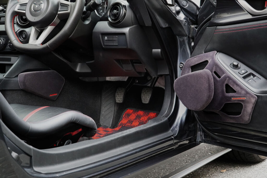 Autoexe、スポーツドライビング時の姿勢変化を抑制。NDロードスター・RX-8用「ニーパッドセット」新発売
