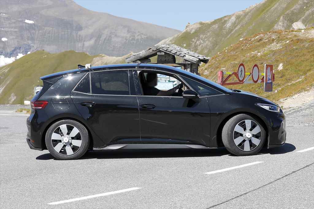【スクープ】「ゴルフGTI」より高性能!VWの小型EV「ID.3」のハイパワー版「GTX」の導入は決定的に!? プロトタイプを初スクープ!