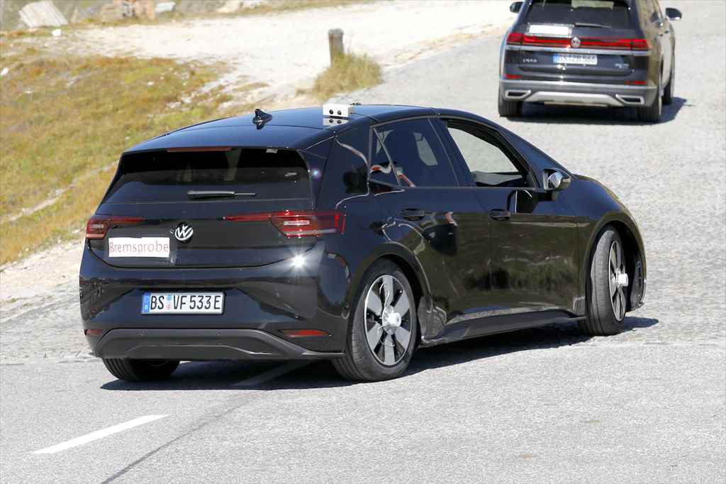 【スクープ】「ゴルフGTI」より高性能!VWの小型EV「ID.3」のハイパワー版「GTX」の導入は決定的に!? プロトタイプを初スクープ!