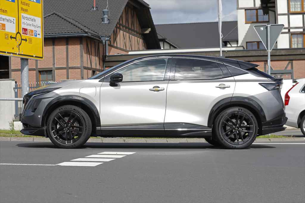 【スクープ】新たなリアウィングを追加して迫力あるフォルムに! 日産「アリア ニスモ」はエアロパーツで武装!