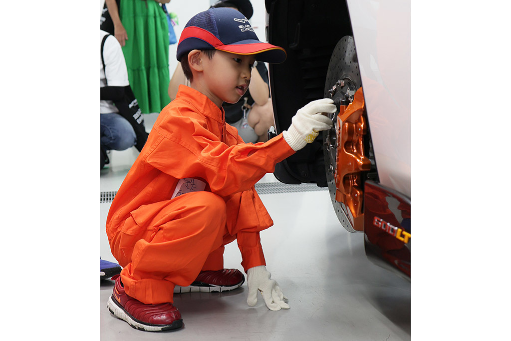 小学生がスーパーカーのメンテナンスを学ぶ！マクラーレンがキッズ向けエンジニア体験イベントを実施