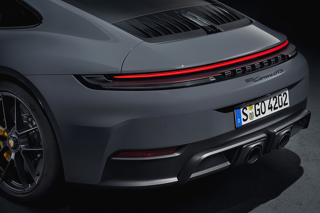 スポーツカーのアイコン、車内外を刷新！ポルシェ、新型「911カレラ」「911カレラGTS」の予約受注を開始