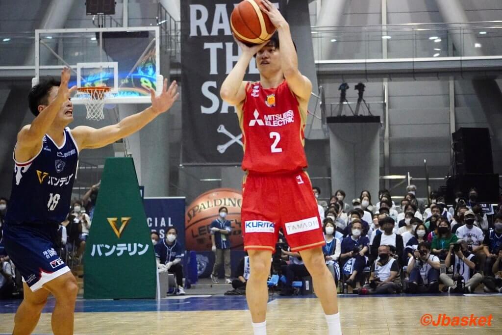 【Bリーグ】横浜ホーム開幕は齋藤拓実が20得点 7アシストで横浜との接戦を制した/河村勇輝「齋藤選手に今日は完敗」