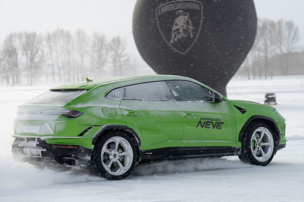 スーパースポーツからSUVまでランボルギーニの最新モデルをモンゴルの雪上で試乗！