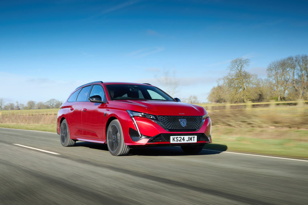 プジョーの人気モデル「308」「408」に、新しいハイブリッド・パワートレインが仲間入り