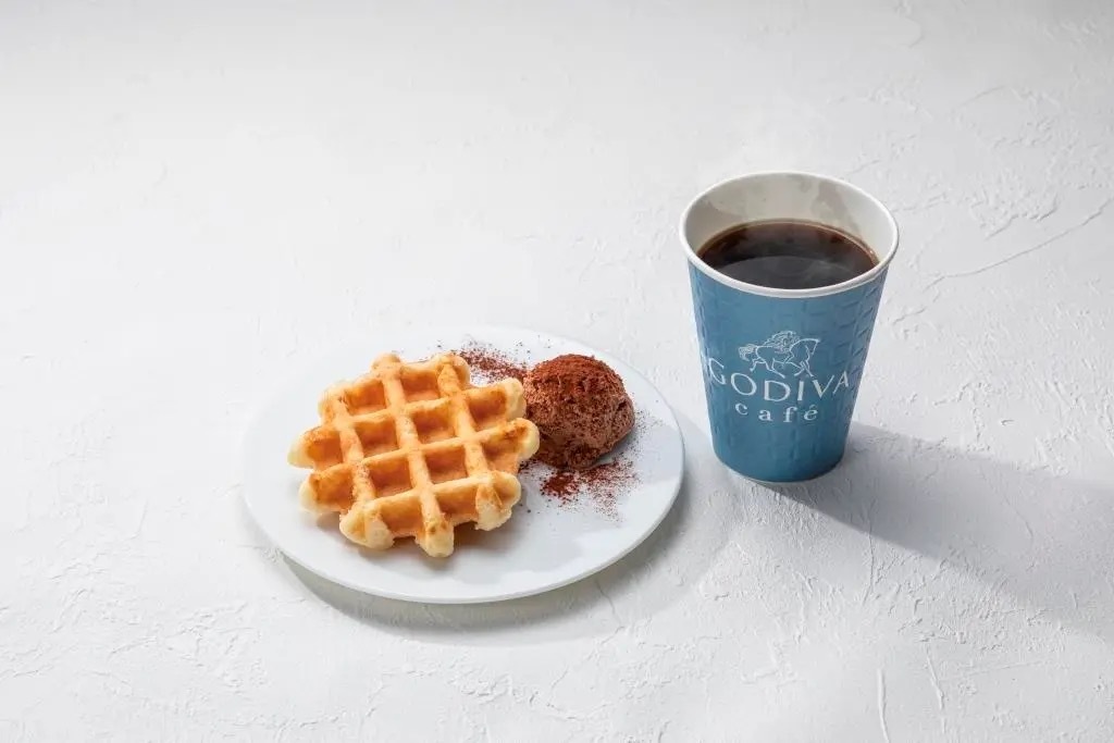 ベルギーワッフル、クレープを選べるモーニング限定セットが新登場「GODIVA caféモーニングセット」