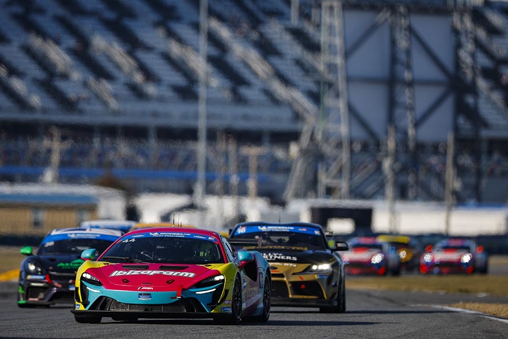 「マクラーレン・アルトゥーラGT4」デイトナでの初戦を勝利！1月24日のIMSA ミシュラン・パイロット・チャレンジ・レースにて