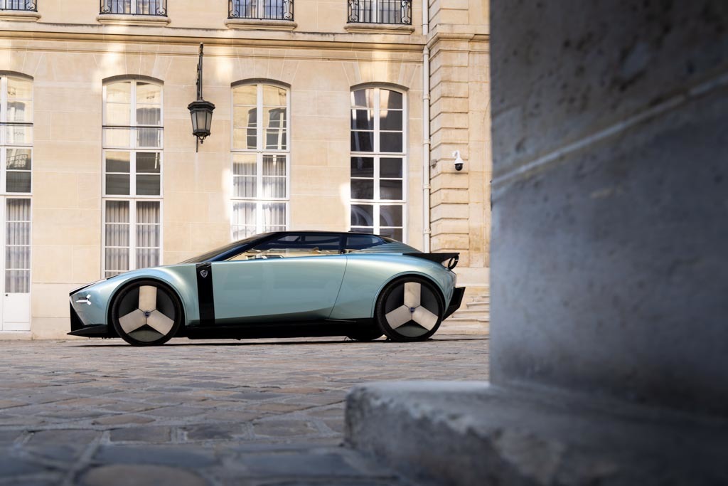 ランチアがフランスで復活！ 2024年後半の｢イプシロン｣発売を、パリの伊大使館で発表