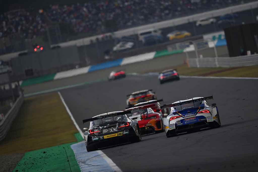 最終戦はJLOCランボルギーニGT3が優勝！  埼玉トヨペットGB GRスープラGTがチャンピオンに！ スーパーGT第8戦もてぎラウンドGT300クラスリポート