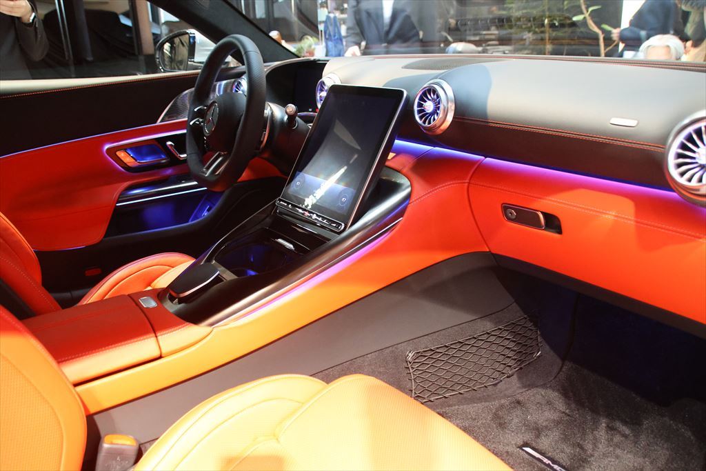 エクステリアのデザインをリフレッシュ!完全独自開発によるスポーツカーの新型「メルセデスAMG GTクーペ」が発表!