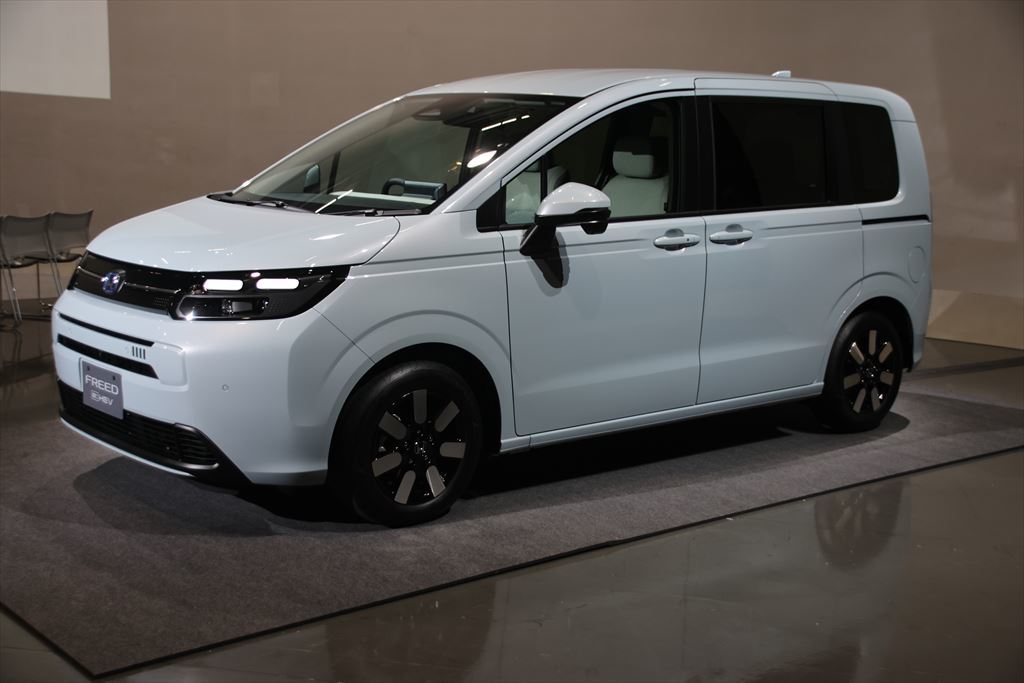 3代目では「エアー」と「クロスター」の2つのタイプを設定!ホンダが新型「フリード」をHPで先行公開