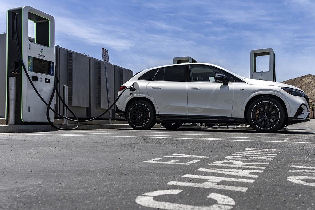予想を覆す味付け!? メルセデスAMG史上初のBEV SUV「EQE 53 4マチック＋ SUV」を試乗レポート！