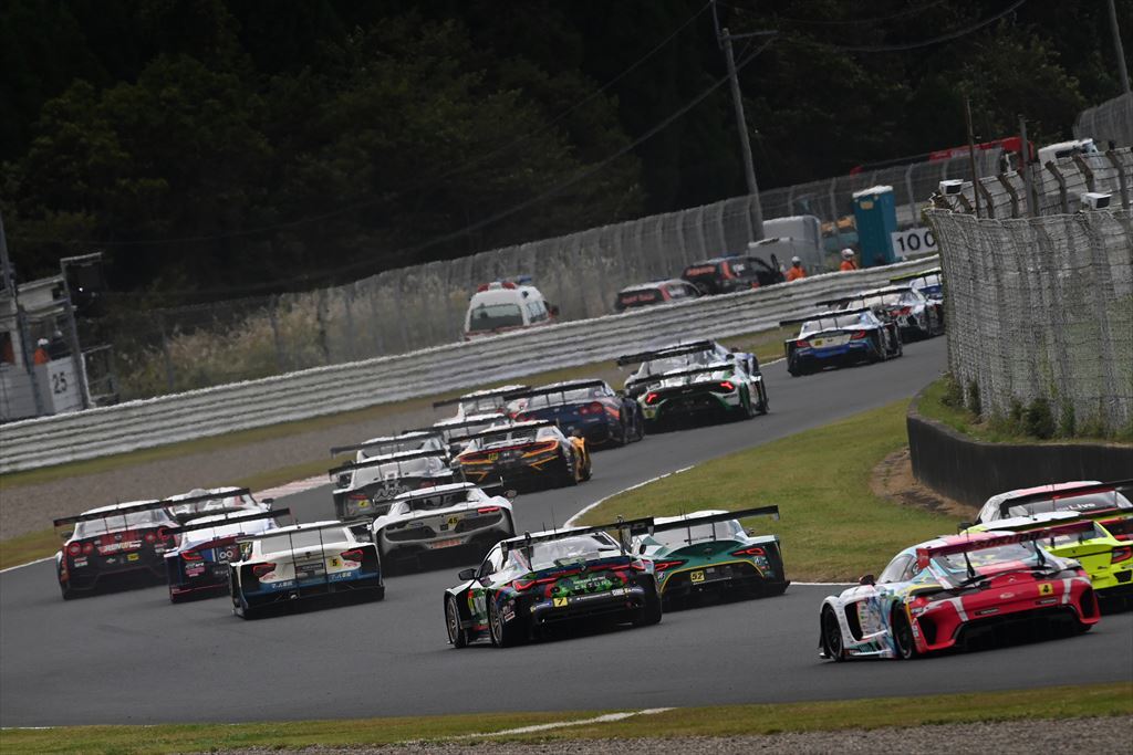 大混戦のレースは予選15位スタートの「VENTENY Lamborghini GT3」が見事な追い上げを見せ今季2勝目を獲得！スーパーGT第6戦SUGOラウンドGT300クラスリポート