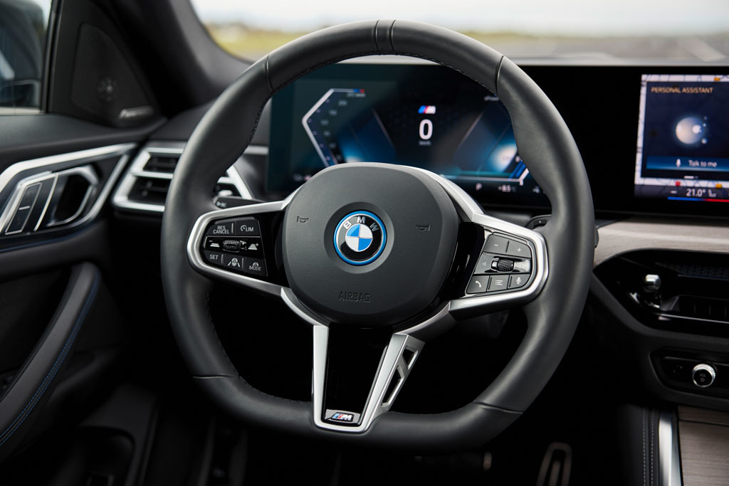 7月にマイナーチェンジ版が生産開始! 新型「BMW i4」「BMW 4シリーズ グランクーペ」、テクノロジーとデザインを刷新へ