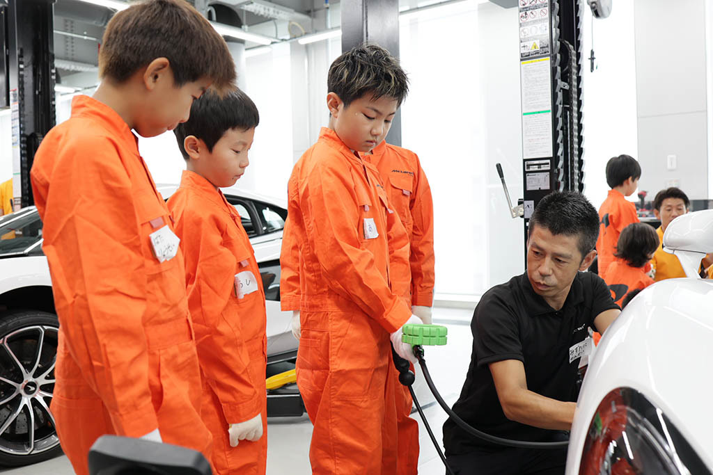 小学生がスーパーカーのメンテナンスを学ぶ！マクラーレンがキッズ向けエンジニア体験イベントを実施