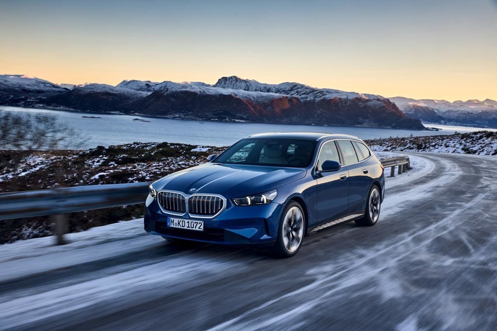新型｢BMW5シリーズ ツーリング｣誕生！ 同シリーズ初の48V MHEVを設定､スタイリッシュなデザインに進化