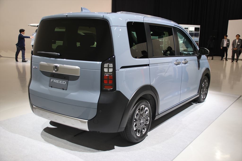 3代目では「エアー」と「クロスター」の2つのタイプを設定!ホンダが新型「フリード」をHPで先行公開