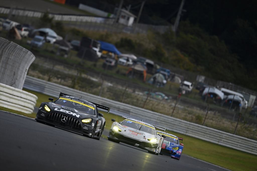 大混戦のレースは予選15位スタートの「VENTENY Lamborghini GT3」が見事な追い上げを見せ今季2勝目を獲得！スーパーGT第6戦SUGOラウンドGT300クラスリポート