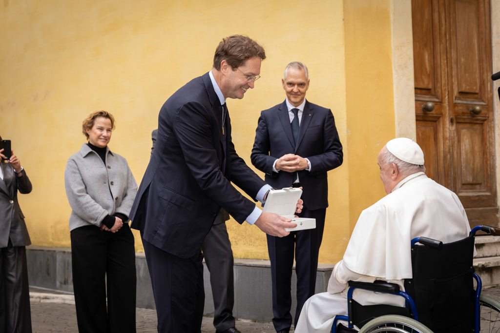 ローマ教皇もEVにお乗り換え！ メルセデス･ベンツ､フランシスコ法王に初の電動専用車を贈る