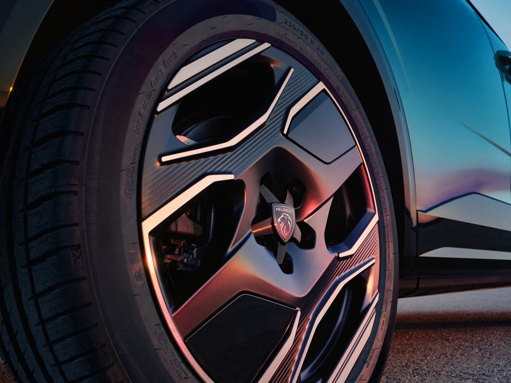 次世代電動ファストバックSUV、新型「プジョーE-3008」、効率的なデザインに刷新して登場。
