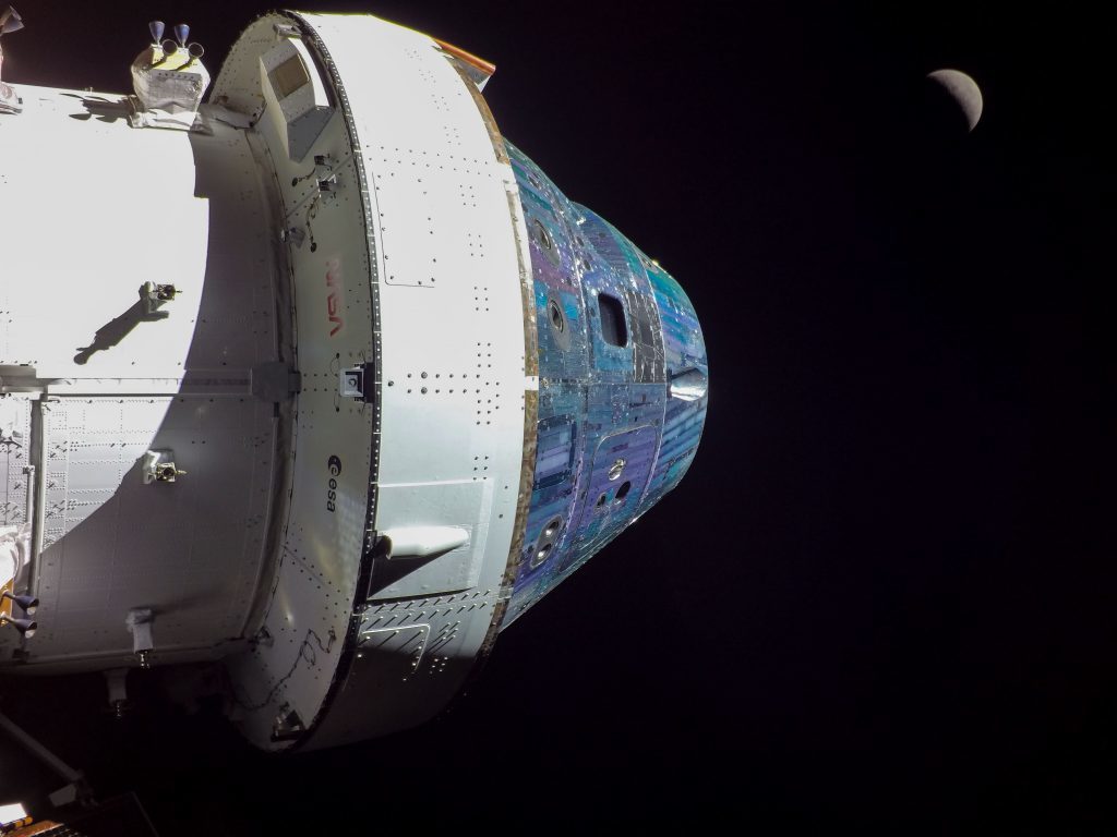 オリオン宇宙船がついに月へ。相乗りしたJAXAの探査機「エクレウス」には水推進エンジンが搭載【宇宙ビジネスニュース】