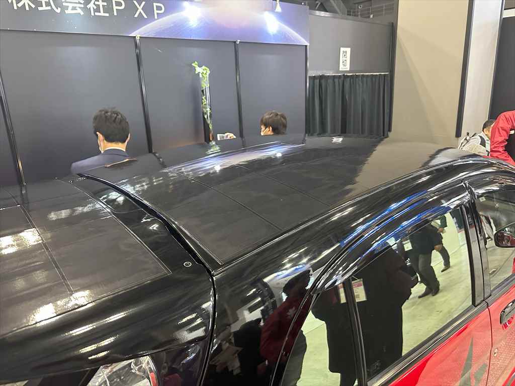 厚さはなんとわずか0.6mm! 湾曲しているところにも対応な「フレキシブルソーラーパネル」をPXPが発表!