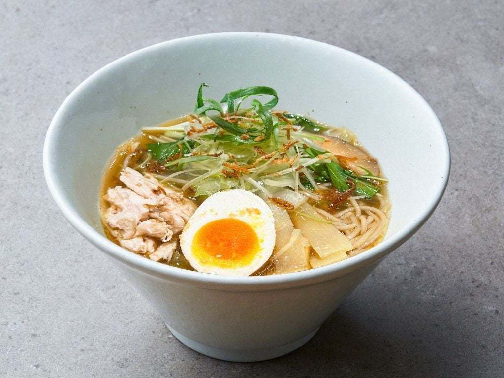 発酵を取り入れた「健康を邪魔しないラーメン」を提供する「発酵ラーメン izuru」で、チンゲン菜などの野菜が入った「野菜鶏こうじ麺」の販売を10月の期間限定で開始！