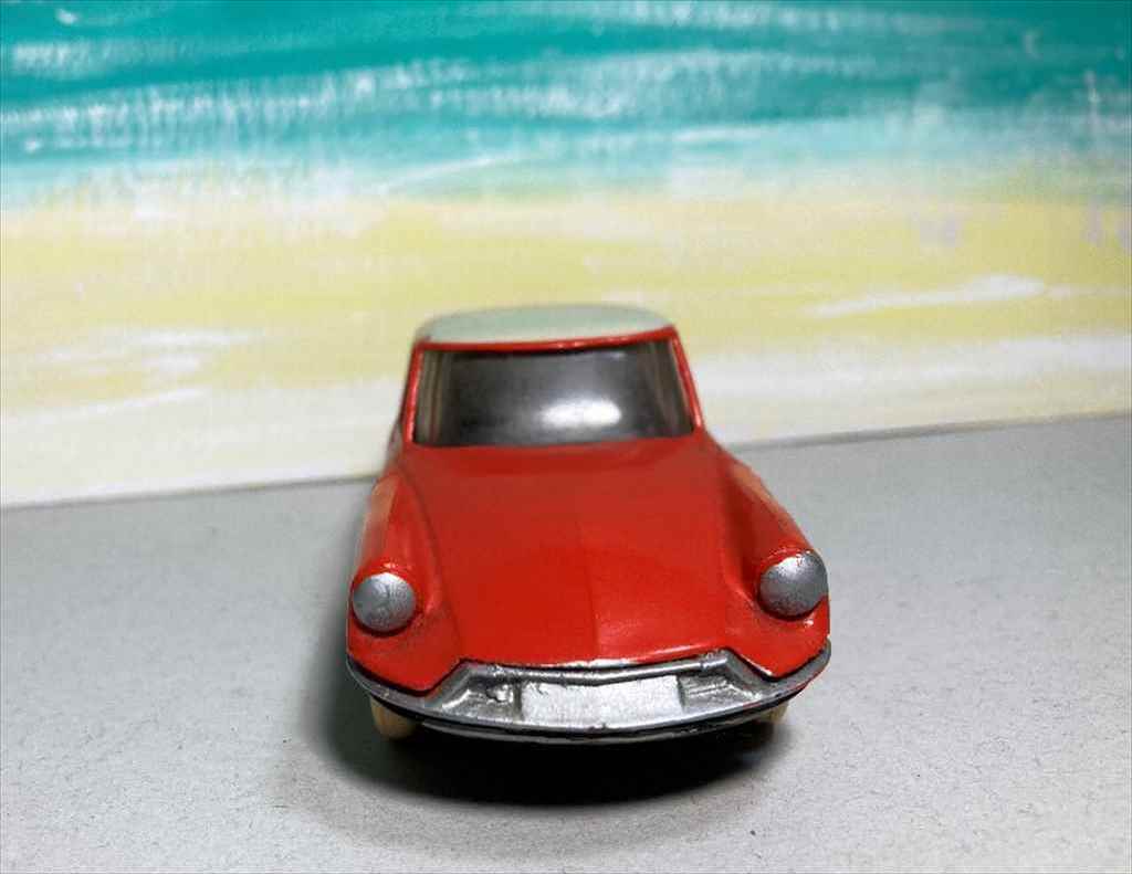 個性的なDS19のボディデザインをさらに大胆に表現したデザインセンスが素晴らしい！「シトロエンDS19」【丸餅博士のヴィンテージ・ミニカー・ワールド】